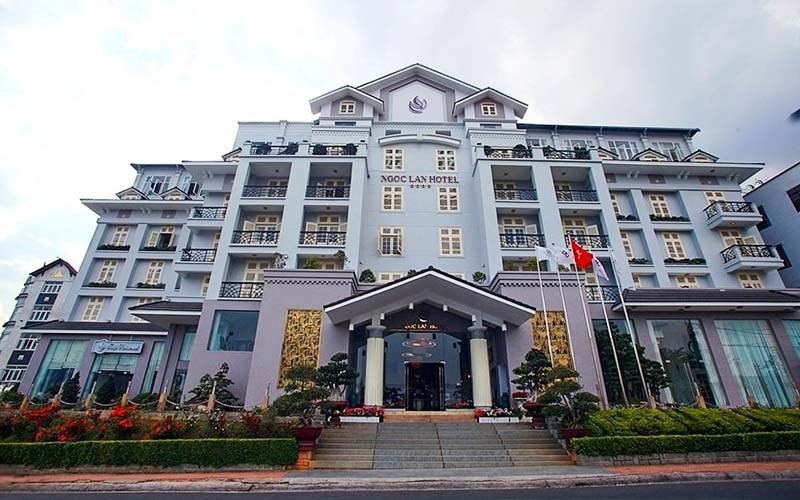 Khách sạn Ngọc Lan Đà Lạt toạ lạc ngay trung tâm thành phố với tầm nhìn tuyệt đẹp ra hồ Xuân Hương