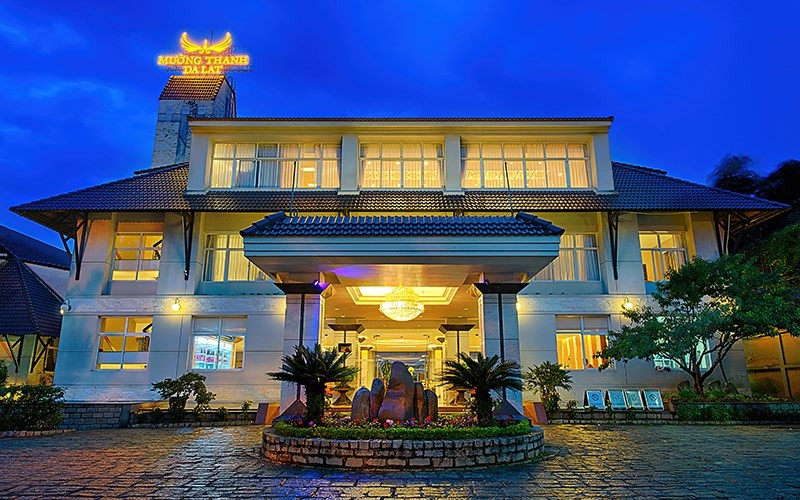 Khách sạn Mường Thanh Đà Lạt tọa lạc bên hồ Xuân Hương với không gian yên tĩnh và tầm nhìn lãng mạn
