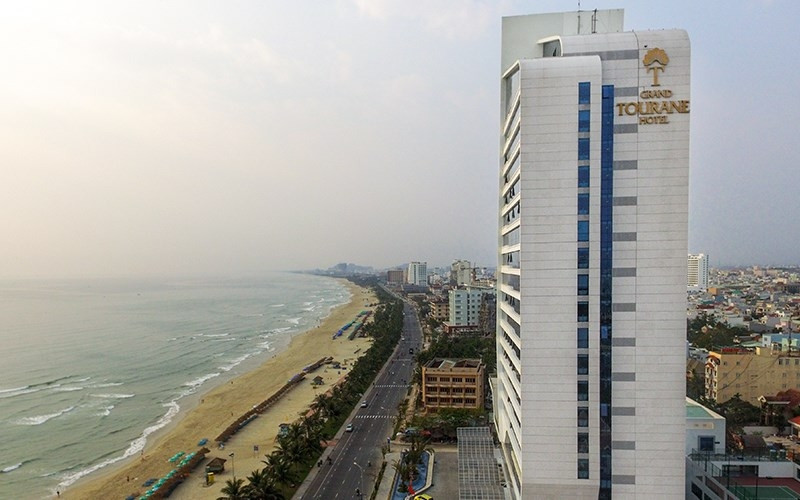 Grand Tourane Hotel có vị trí gần biển khá thuận lợi cho các hoạt động tắm biển của du khách.