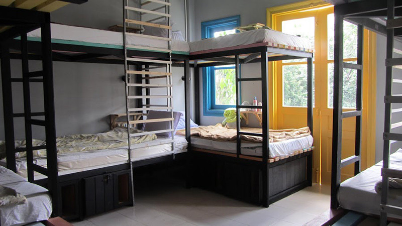 Phòng tập thể mỗi người một phòng, với giường xếp tầng