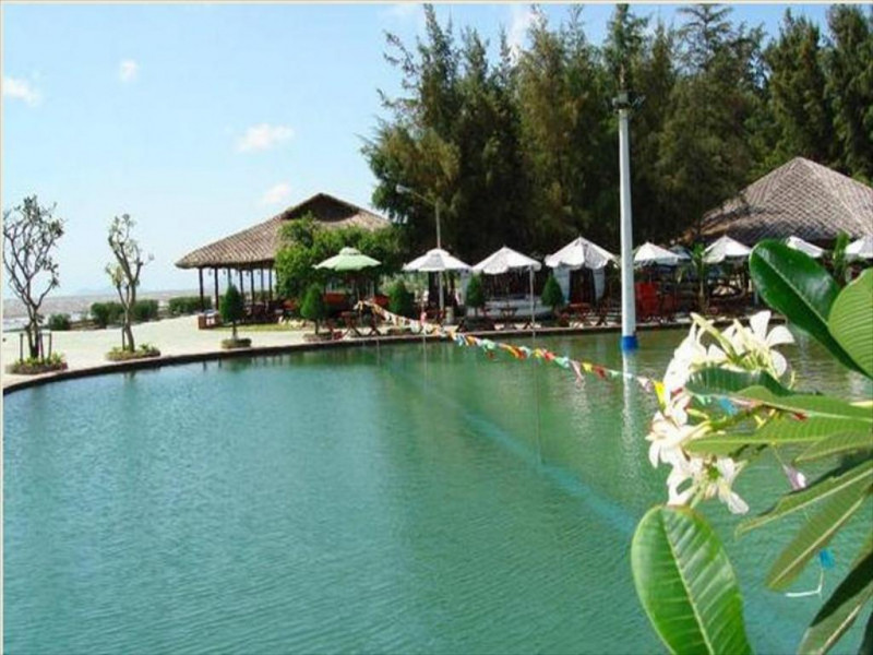 Hồ bơi tại resort Hòn Ngọc Phương Nam.