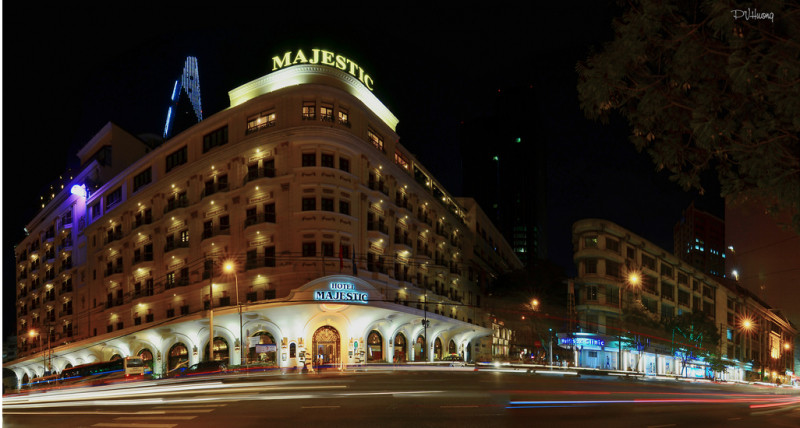 Khách sạn Majestic về đêm