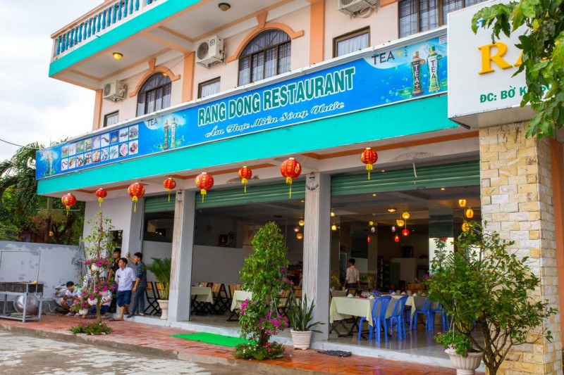 Khu ẩm thực của Rạng Đông Hotel đa dạng với các món ăn đặc trưng của vùng miền Tây sông nước và đặc biệt là các món ăn chế biến từ thịt bò tơ đảm bảo luôn khiến cho các du khách hài lòng.