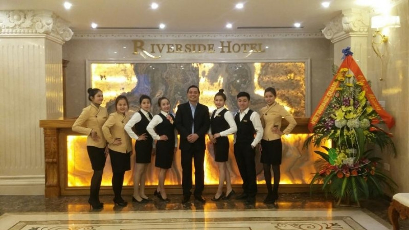 Đội ngũ nhân viên chuyên nghiệp tạ khách sạn Riverside