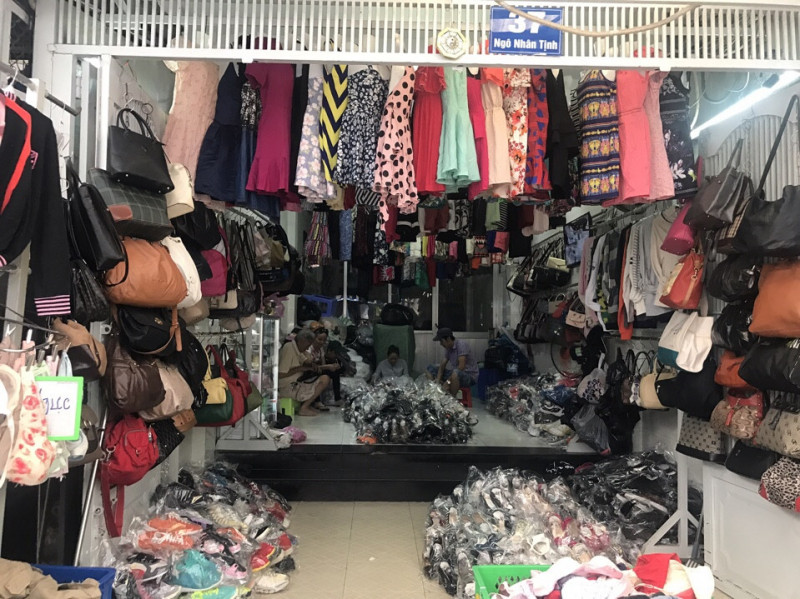 Chợ Bà Chiểu là thiên đường của đủ thứ loại quần áo đồ si tại TP.HCM