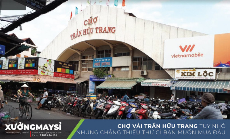 Chợ Trần Hữu Trang được biết đến là một trong những cửa hàng thời trang đồ cũ ra đời sau