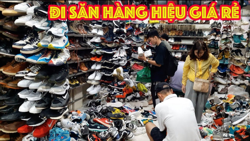 Bên cạnh những sản phẩm quần áo giá rẻ, chợ Hoàng Hoa Thám còn mang đến cho bạn nhiều sự lựa chọn về các sản phẩm túi sách và giày dép khác nhau