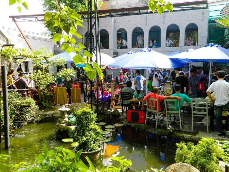 Sáng chủ nhật hàng tuần, nhiều người đam mê đồ cũ lại tập trung tại chợ ve chai Nơ Trang Long