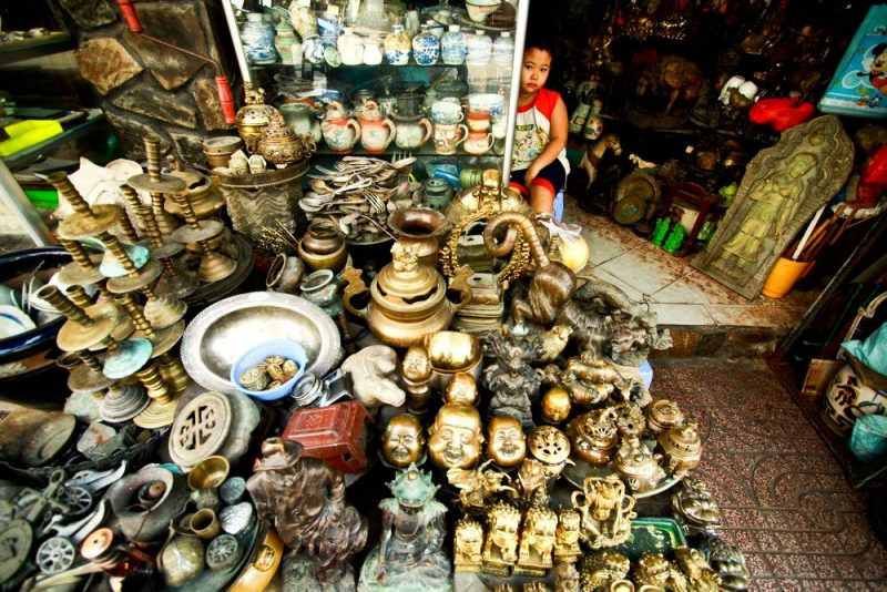 Trong giới chơi đồ cổ Sài Gòn, không ai không biết đến chợ Lê Công Kiều