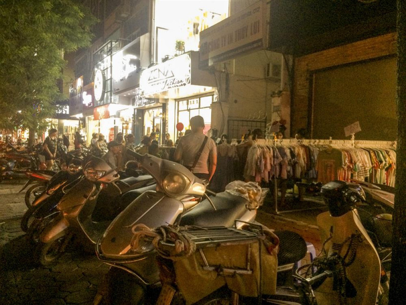 Chợ đêm Chùa Bộc Thái Hà