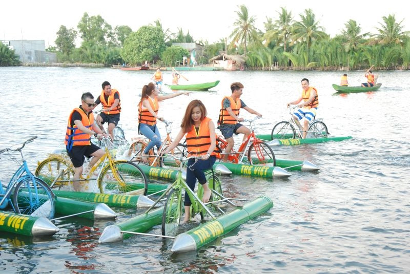Đi xe đạp nước ở làng du lịch tre Việt
