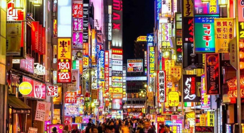 Shinjuku là một khu mua sắm tấp nập, sầm uất của Tokyo