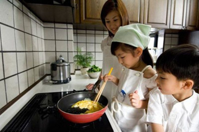 Các em bé Nhật thường được mẹ hướng dẫn cách chuẩn bị đồ ăn.