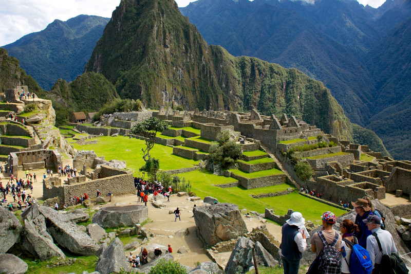 Du khách khám phá Machu Picchu