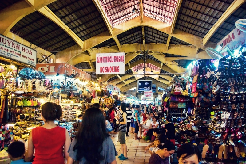 Một góc chợ tấp nập bên trong chợ Bến Thành