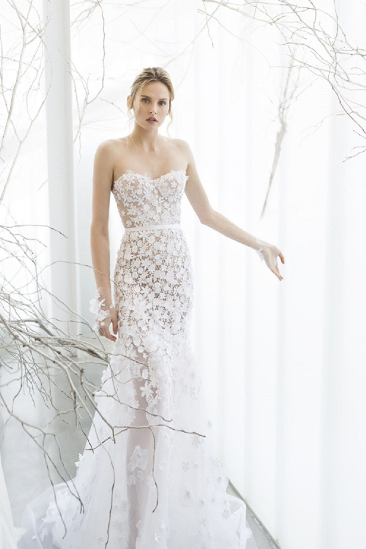 Váy đính hoa 3D giúp cô dâu mềm mại, nữ tính và cuốn hút