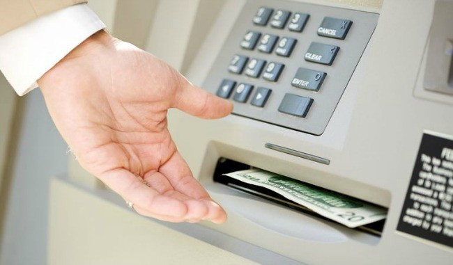 Có nên sử dụng thẻ ATM để rút tiền?
