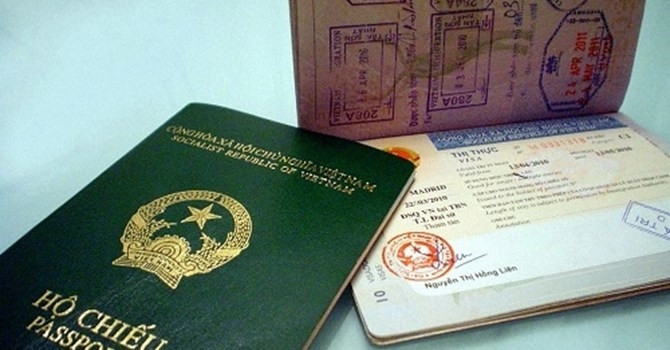 Hộ chiếu là 1 trong những giấy tờ không thể thiếu khi lên máy bay bạn nhé.