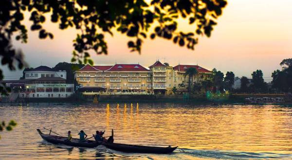 Khách sạn Victoria Châu Đốc soi bóng bên dòng sông.