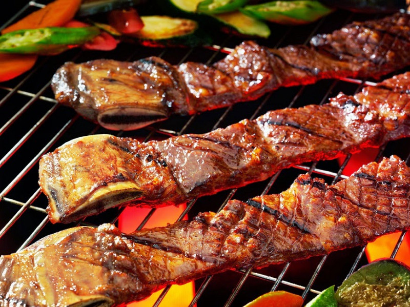 Nếu thuê lều các bạn có thể dựng lều, cắm trại ngoài bờ biển và nướng BBQ