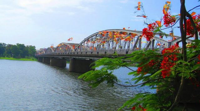 Cầu Tràng Tiền - Cây cầu thơ mộng của xứ Huế