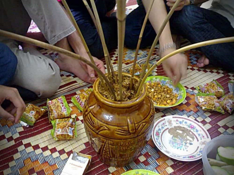 ﻿﻿Là đặc sản của người dân tộc Mường tại huyện Nho Quan, rượu cần ở đây được nấu từ gạo nếp trộn với men và được ủ ít nhất 3 tháng trong những vại lớn