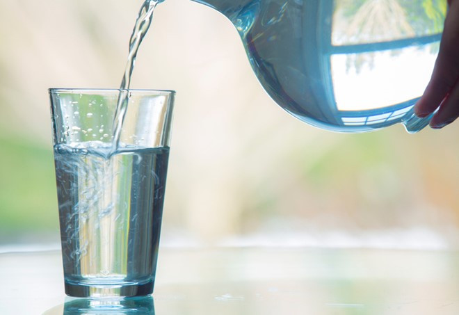 Uống 1 ly nước lọc mỗi buổi sáng trước bữa sáng để ngăn ngừa bệnh sỏi mật và thông ruột
