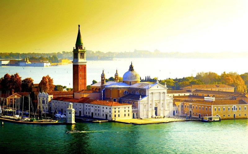 Thành phố Venice là một thành phố tuyệt vời, nằm ở phía Đông Bắc của Italia