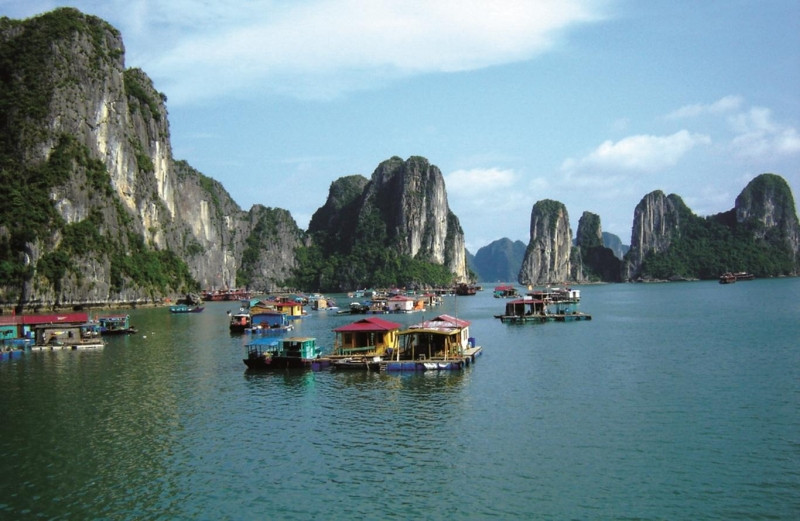 Làng chài Cửa Vạn, Hạ Long, Quảng Ninh - Đại diện duy nhât của Châu Á lọt vào top 10 địa điểm ven biển đẹp nhất thế giới năm 2014.