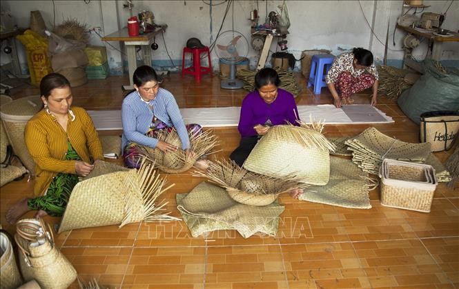 Bà con người Khmer làm các sản phẩm thủ công mỹ nghệ từ cỏ bàng.