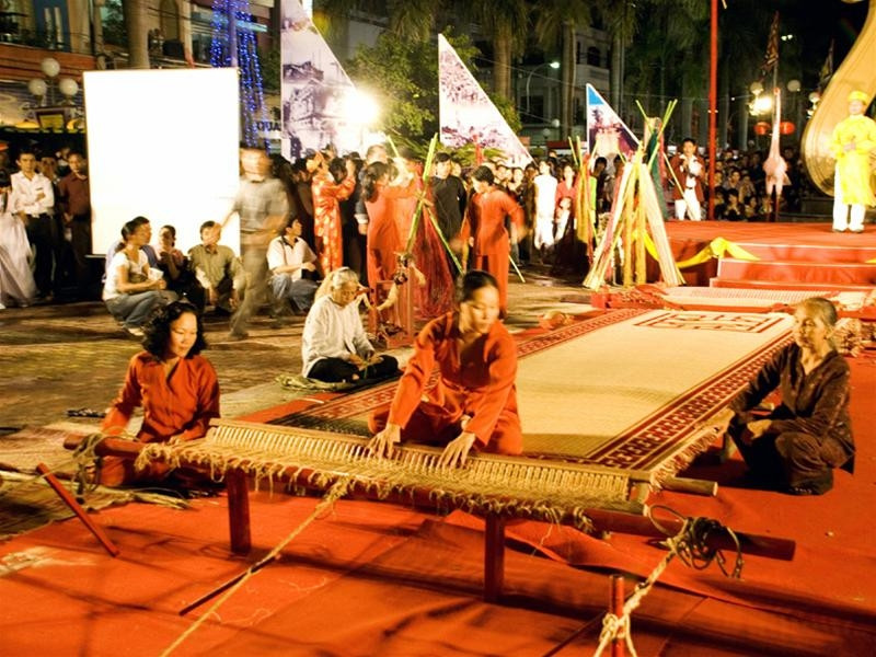 Người dân Châu Thành dệt chiếu tại Lễ giỗ AHDT Nguyễn Trung Trực