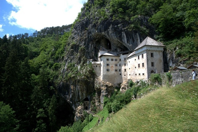 Lâu đài Predjamski - Tòa lâu đài gắn liền với hang động