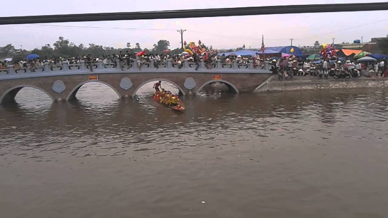 Lễ hội đua thuyền ở Đồng Xâm