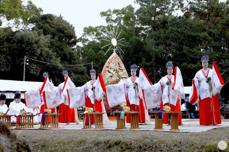 Lễ hội thu hút du khách với những điệu múa truyền thống
