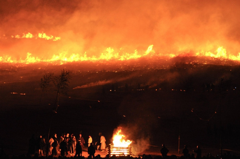 Trong lễ hội này, cỏ trên núi sẽ bị đốt cháy