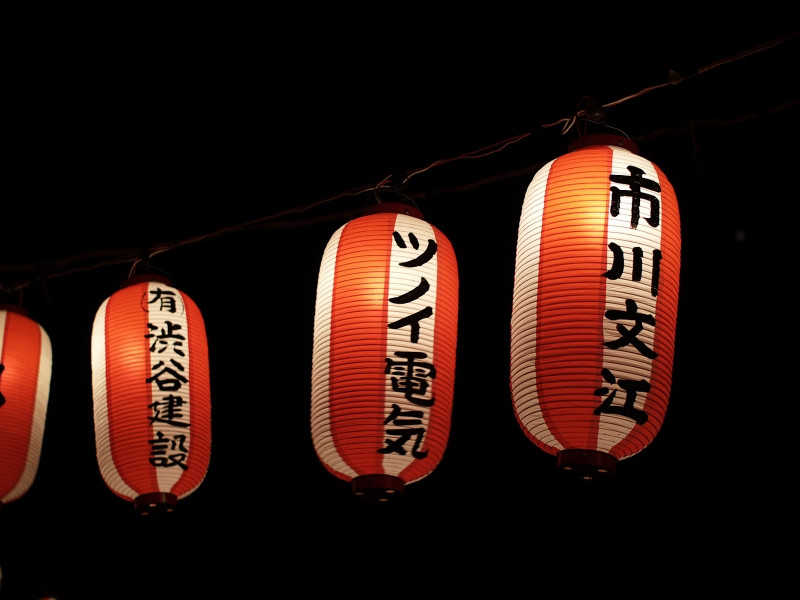 Lễ hội thường dùng lồng đèn màu đỏ và trắng