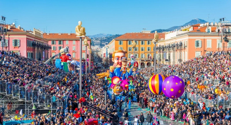 Các nhân vật khổng lồ xuất hiện trên phố trong lễ hội Carnival Nice