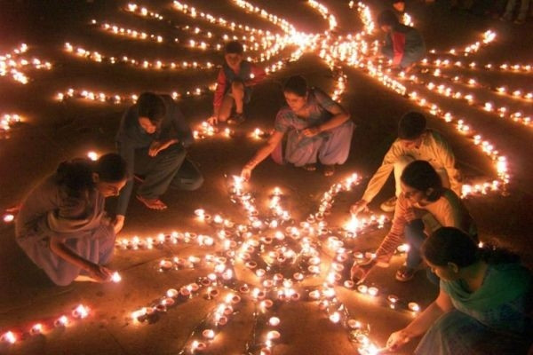 Những chiếc đèn bằng đất sét Diyas được thắp sáng tạo thành một lễ hội ánh sáng rực rỡ
