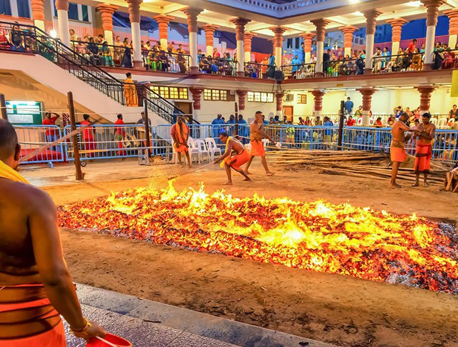 Lễ hội Theemithi còn có tên là lễ hội đi trên lửa