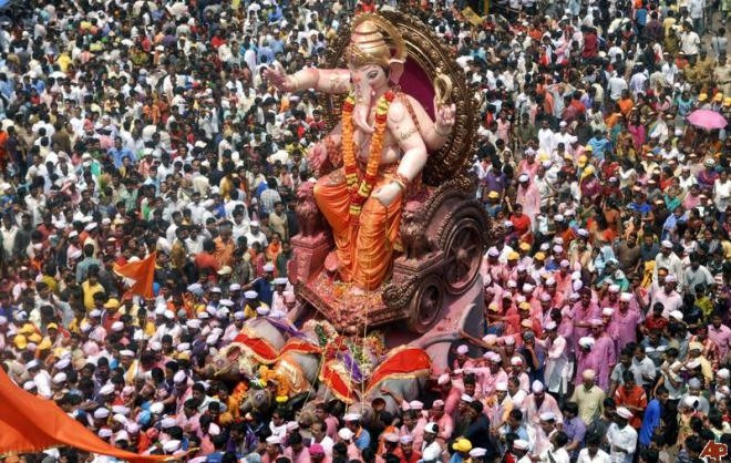 Ngày thứ 10 cũng là ngày diễn ra buổi rước tượng thần ﻿Ganesha trên đường phố