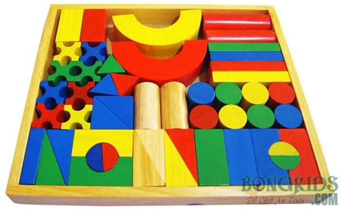 Đồ chơi xếp hình giúp trẻ phân loại các khối hình và màu sắc khác nhau