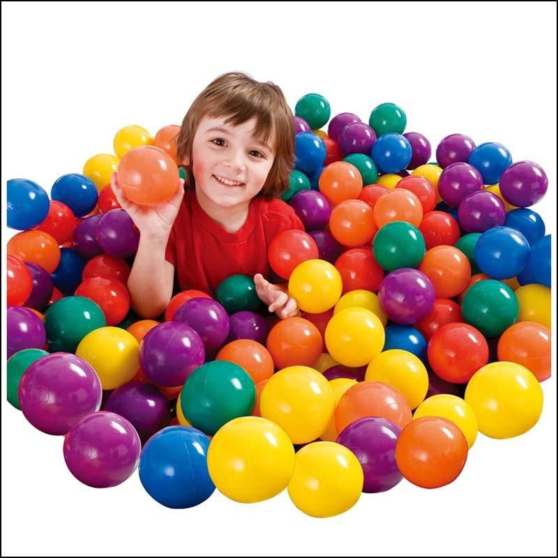 Những quả bóng đầy màu sắc là lựa chọn thích hợp cho các bé