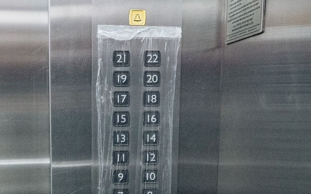 Nút bấm thang máy mang theo mầm bệnh