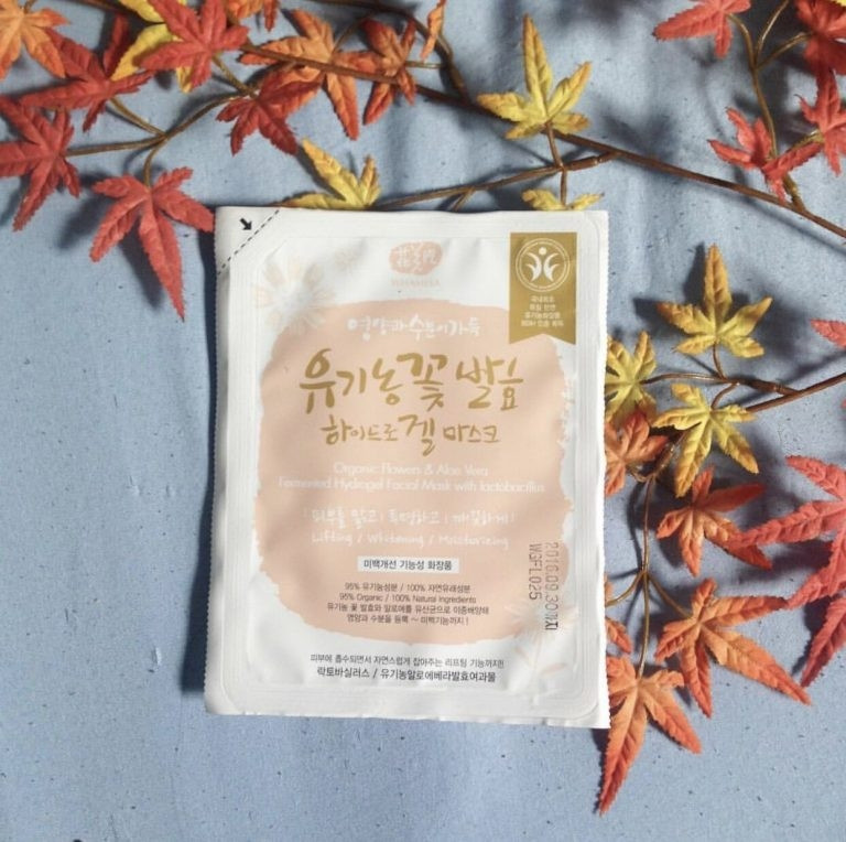 WHAMISA ORGANIC FLOWERS & ALOE VERA FERNENLED HYDROGEL FACIAL MASK (Ảnh: Hồng Hải)