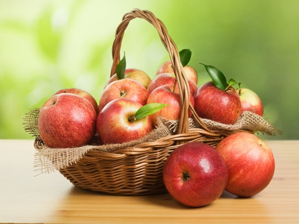 Bên cạnh việc làm giảm quầng thâm trên mắt, táo còn có công dụng dưỡng da rất tốt.
