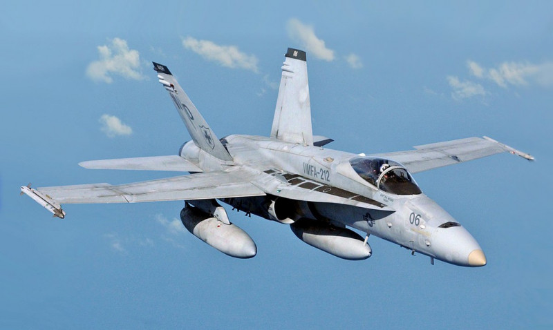F/A-18 Hornet (Mỹ): Đây là máy bay phản lực đa nhiệm siêu thanh 2 động cơ