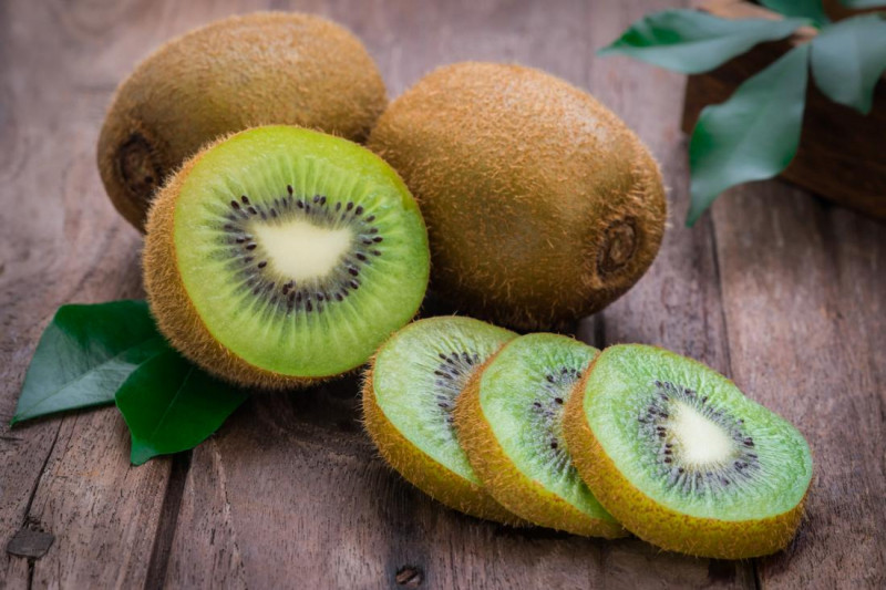 Kiwi rất dồi dào vitamin A, C và kẽm, là một loại trái cây có lợi cho cơ thể, đặc biệt hữu hiệu đối với làn da đang bị mụn ghé thăm.
