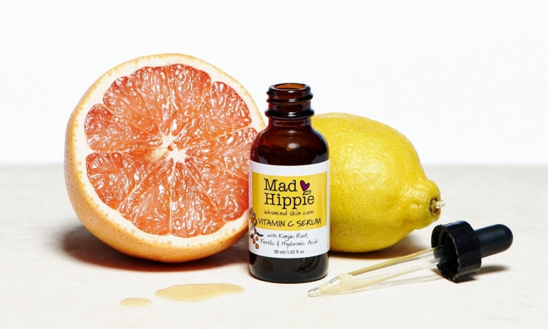 Mad Hippie Vitamin C Serum nghiêng về thành phần thiên nhiên với chiết xuất bưởi, cây xô thơm