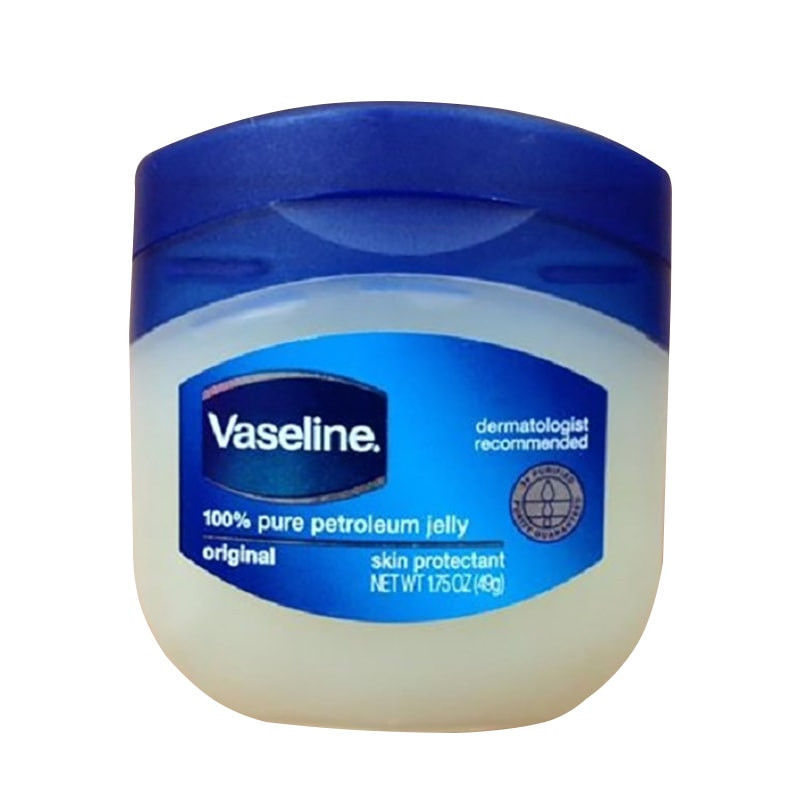 Vaseline luôn là một sự lựa chọn an toàn cho đôi môi, với công dụng làm mềm môi một cách kỳ diệu.