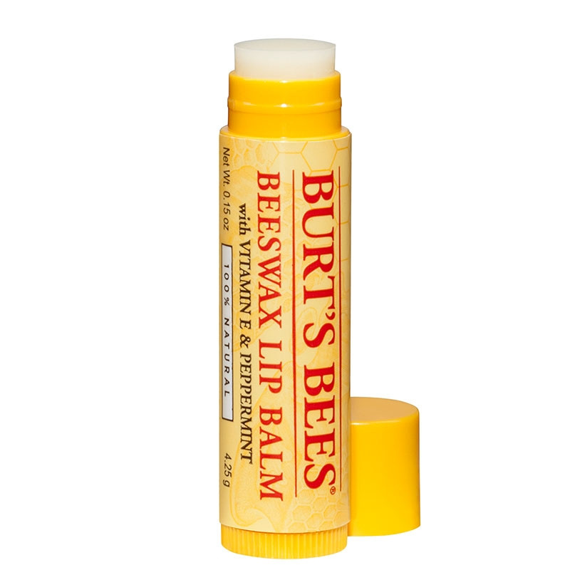 Burt’s Bees Beeswax Lip Balm cũng là một trong những loại son dưỡng tốt nhất hiện nay, đem đến cho bạn một cảm giác vô cùng nhẹ nhàng, đẩy lùi sự khô rát vì nứt nẻ.